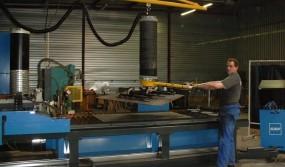 Moving-metal-sheets-with-a-vacuum-manipulator