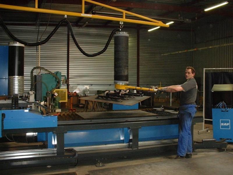 Moving-metal-sheets-with-a-vacuum-manipulator