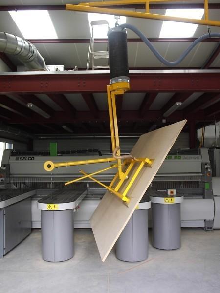 Manual-tilting-of-a-slab-on-a-vacuum-manipulator